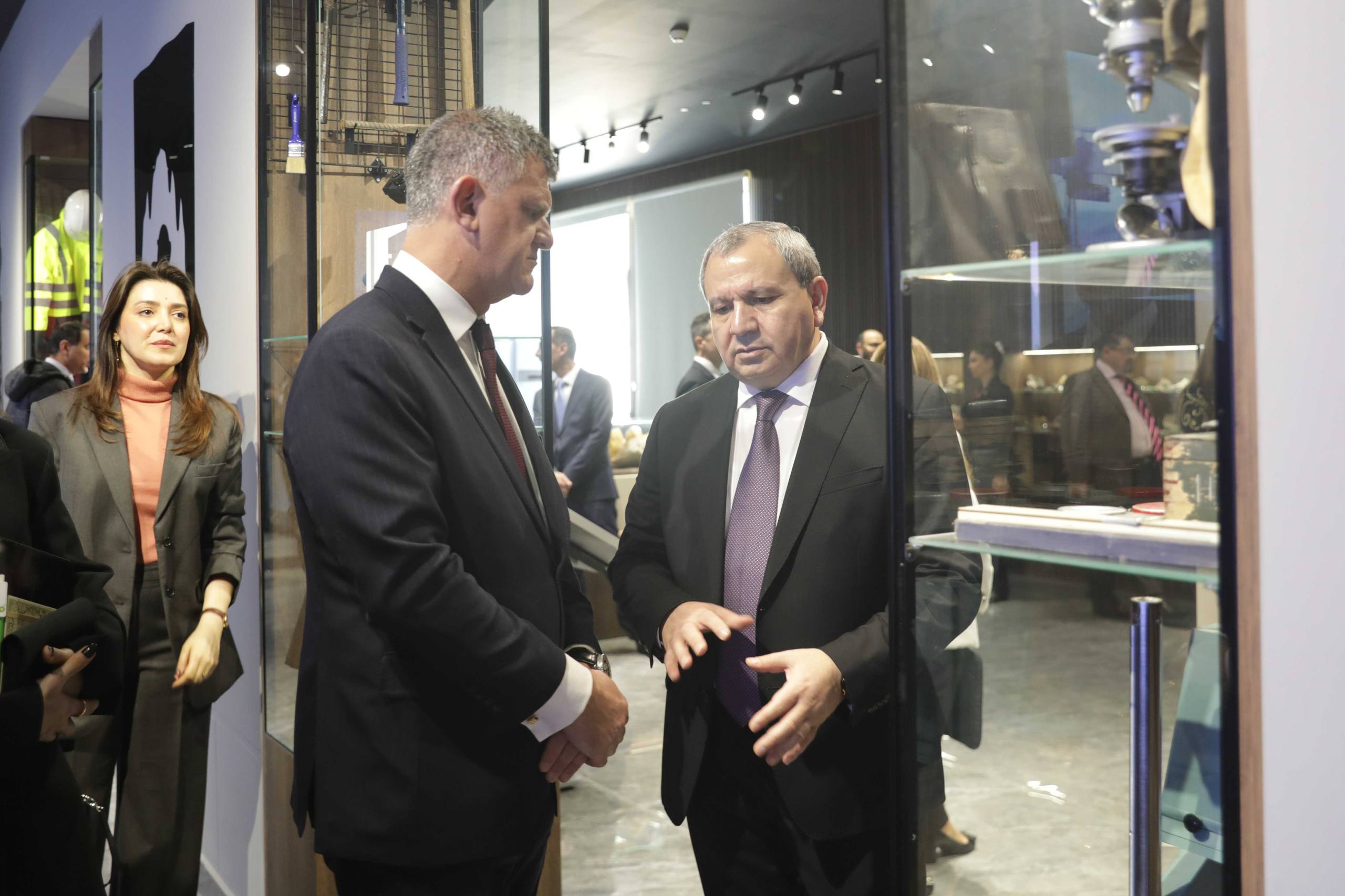 BP-nin regional prezidenti Cio Kristofoli BDU-nun Faydalı qazıntılar muzeyinin fəaliyyəti ilə tanış olub 
