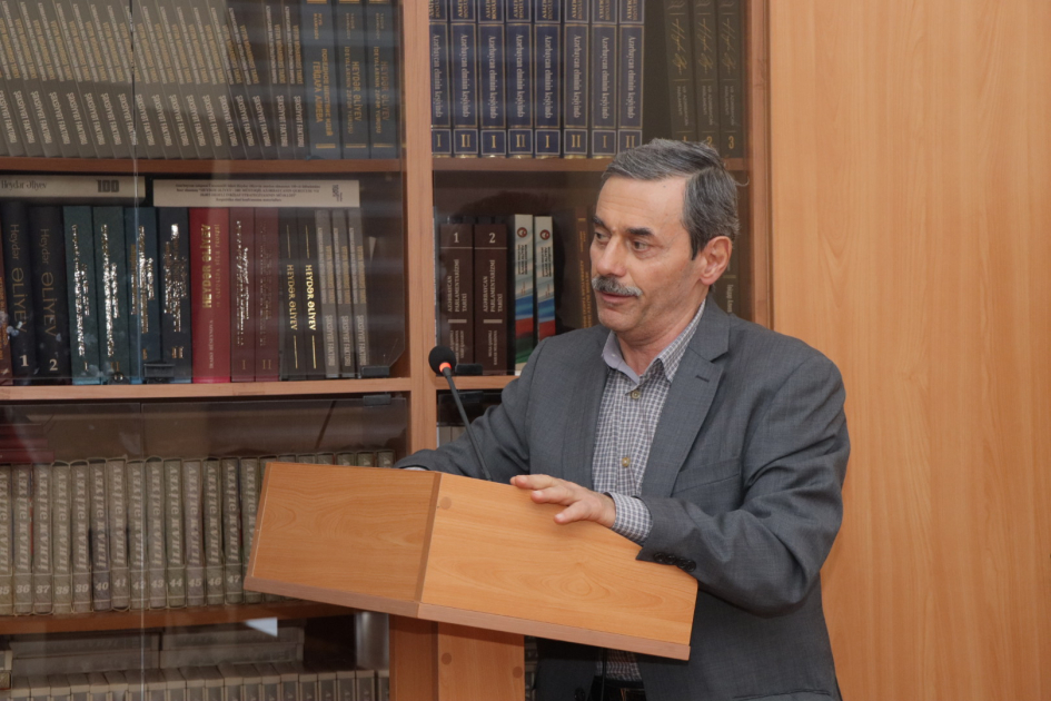 Birinci Türkoloji Qurultayın 100 illiyinə həsr olunmuş dəyirmi masa keçirilib - FOTOLAR