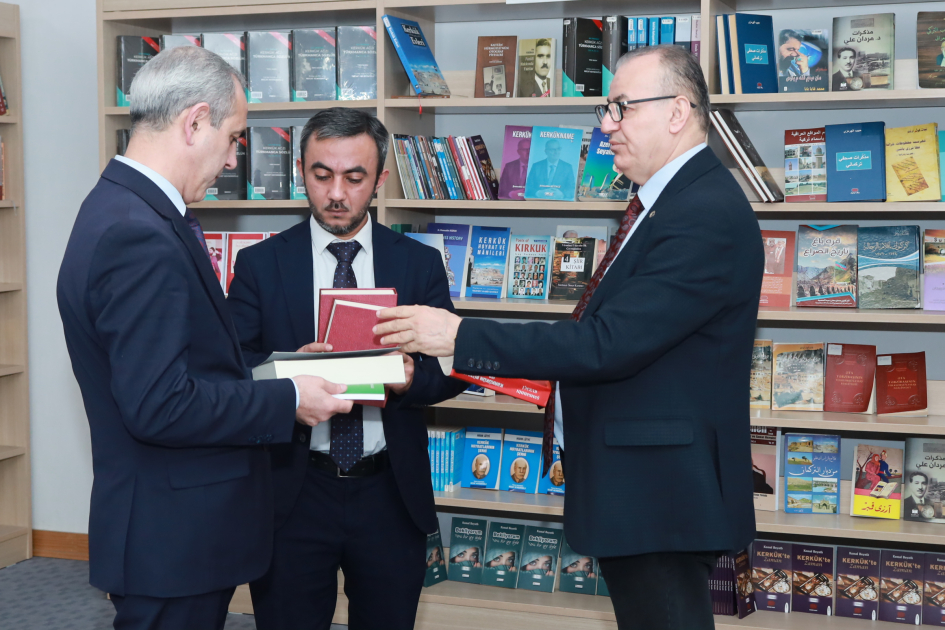 MEK-in “İraq-türkman kitabxanası” guşəsinə yeni kitablar hədiyyə edilib - FOTO