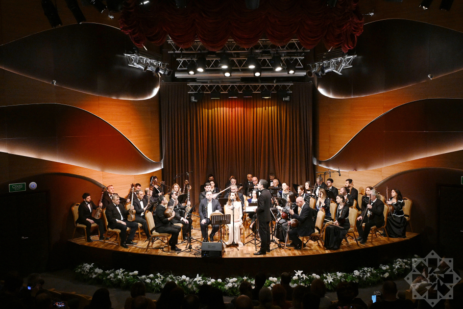 Zabul Segah” və “Bayatı-Kürd” muğamları orkestrin müşayiəti ilə səslənib