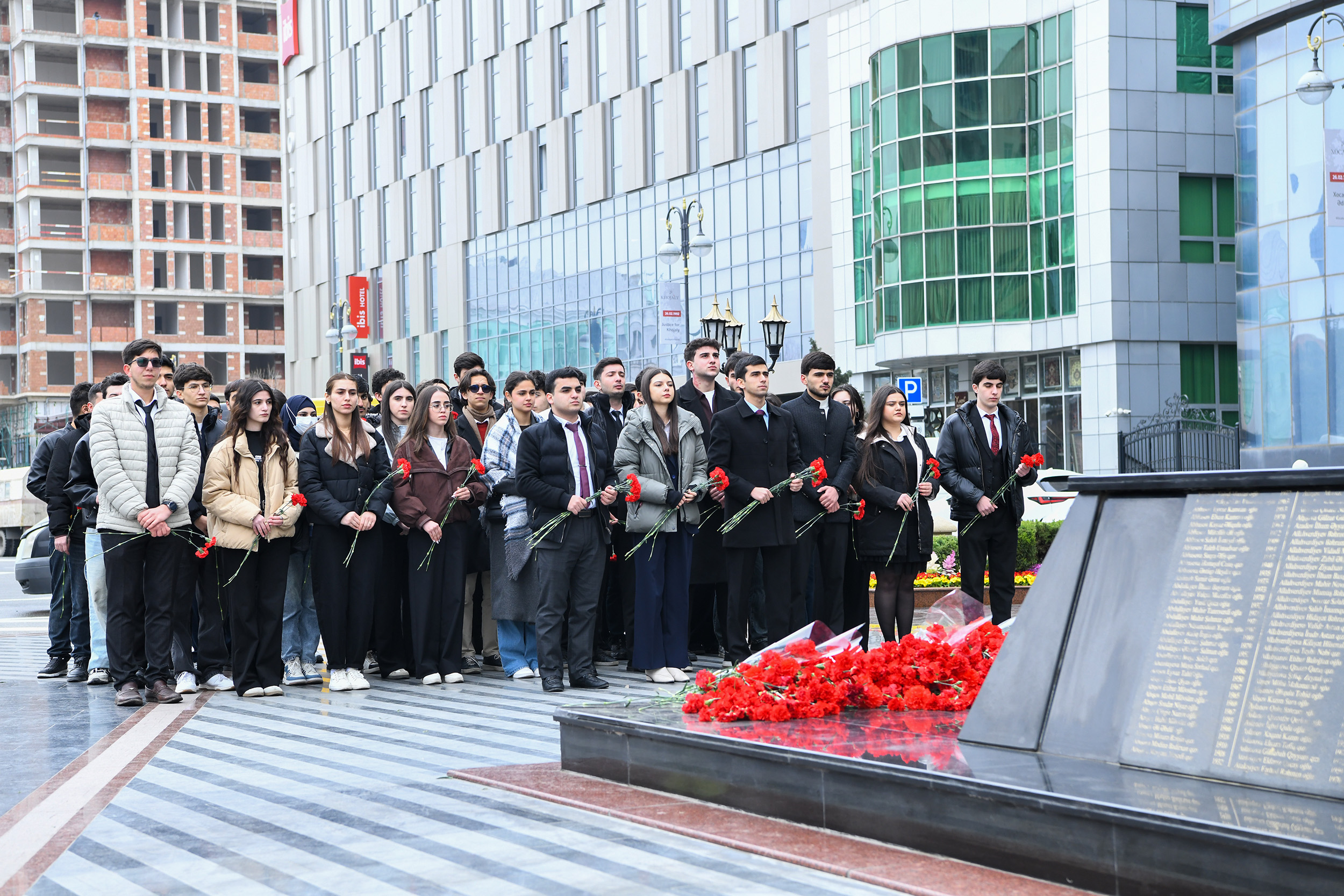 BMU tələbələri Xocalı soyqırımı abidəsini ziyarət ediblər - FOTOLAR