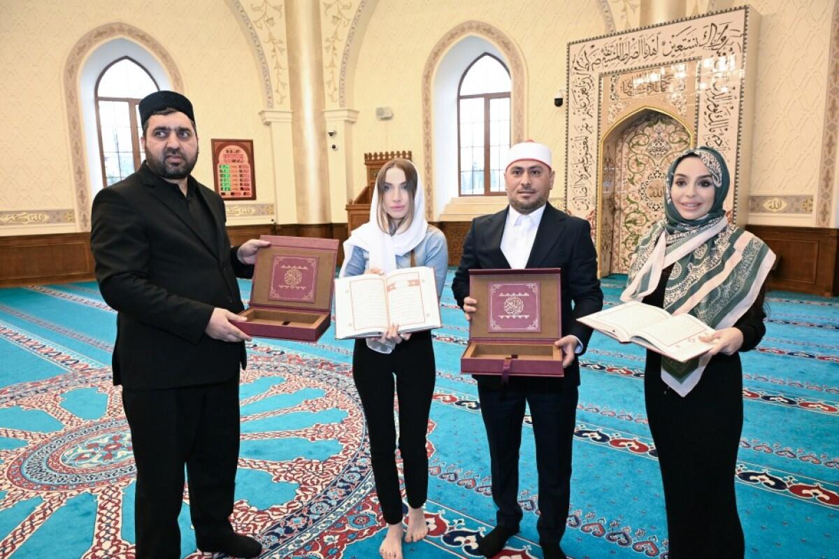 Leyla Əliyeva və Alena Əliyeva Cümə məscidini ziyarət ediblər - FOTO