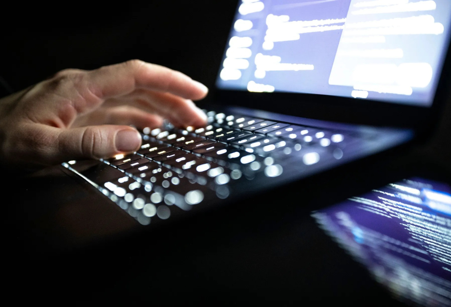 Almaniyada internetdə nifrət yayanlara qarşı genişmiqyaslı əməliyyat: 140 cinayət işi başlanıb