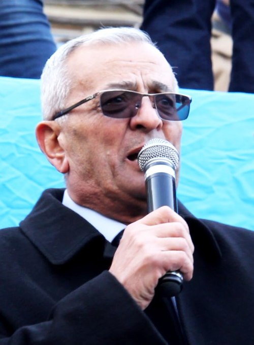 İsgəndər Həmidov vəfat edib