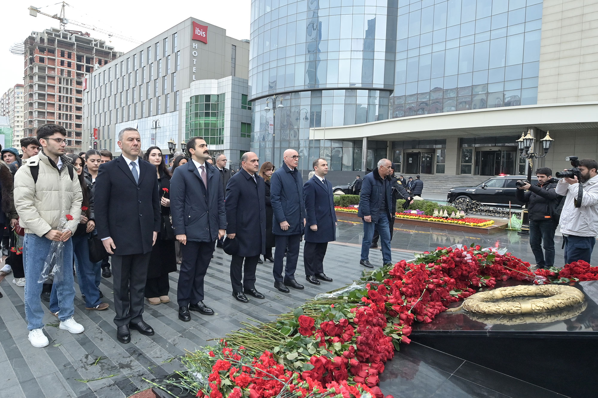 Elm və Təhsil Nazirliyi "Ana harayı" abidəsini ziyarət edib