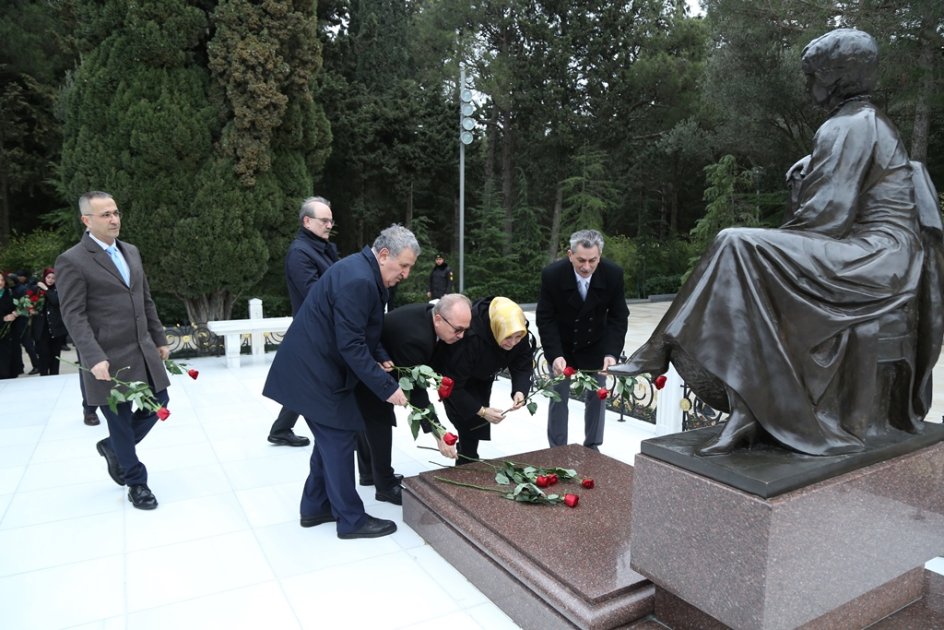 Beynəlxalq elmi konfransın iştirakçıları Fəxri və Şəhidlər xiyabanlarını, “Türk şəhidliyi” abidəsini ziyarət ediblər - FOTO