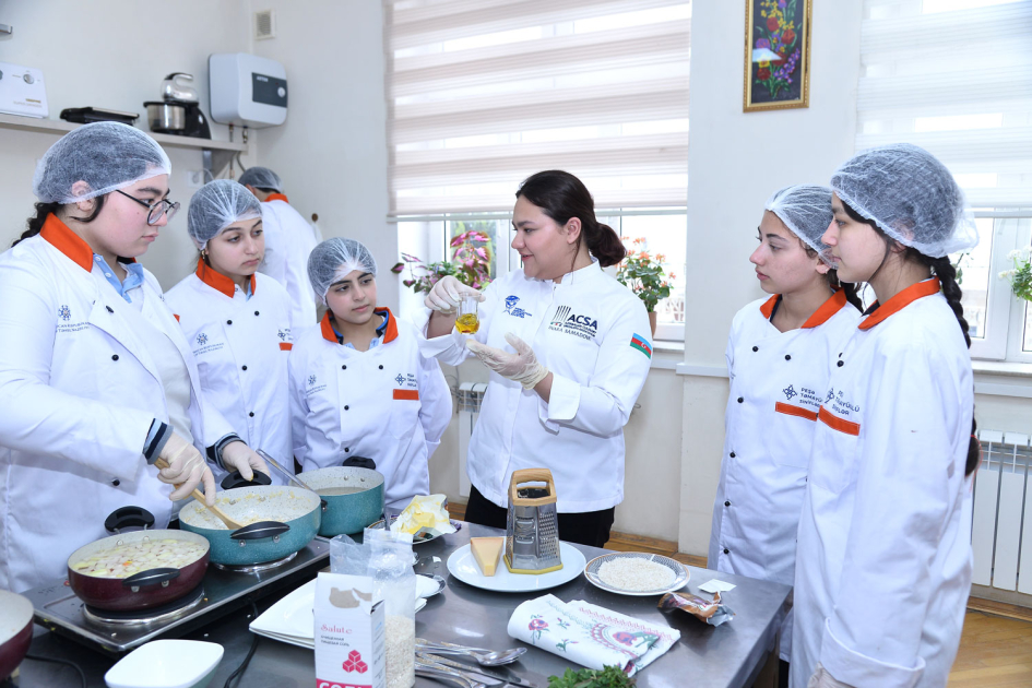 Tanınmış aşpazlar öz təcrübələrini şagirdlərlə bölüşüblər