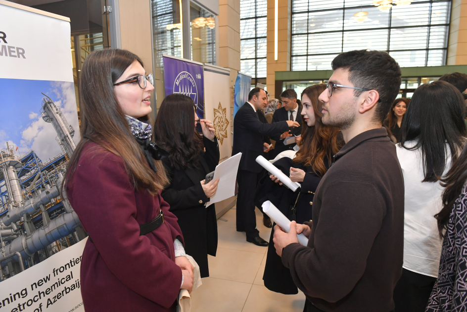 Dövlət Proqramının məzunları üçün 40-dan çox qurumun iştirakı ilə karyera sərgisi açılıb