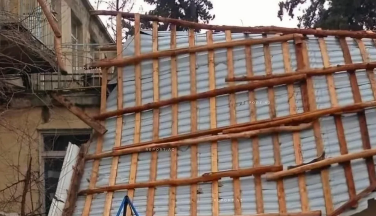 Gəncədə güclü külək uşaq bağçasının dam örtüyünü uçurub