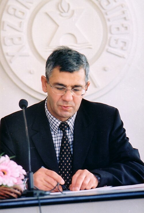 Hamlet İsaxanlı – elm və ədəbiyyatı birləşdirən polimat