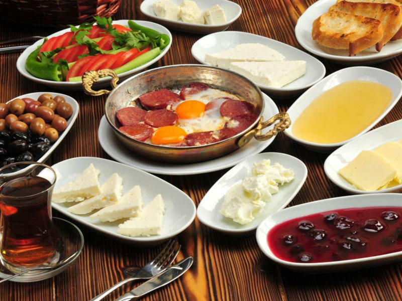 Səhər süfrəsində olan bu qidalar qaraciyərin düşmənidir