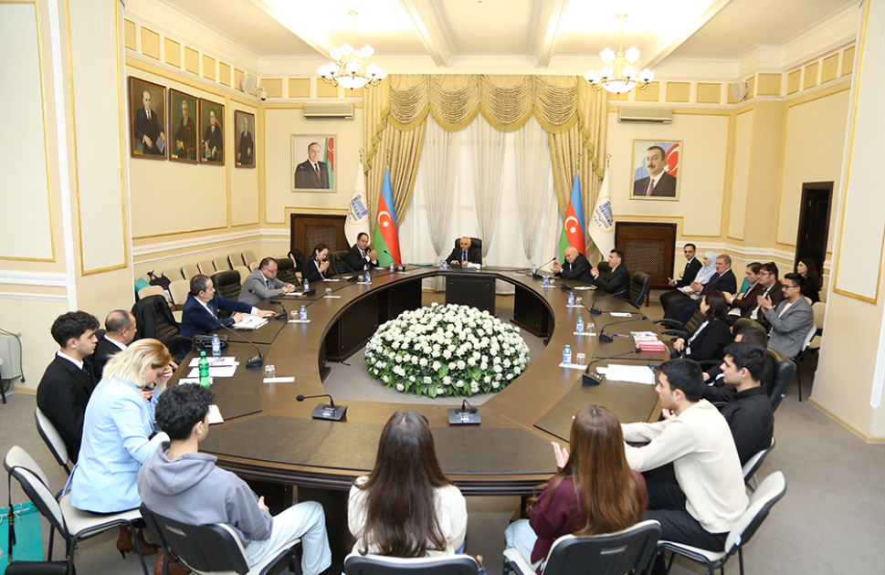 Birinci Türkoloji Qurultayın 100 illiyinə həsr olunmuş beynəlxalq konfrans işini panel iclasları ilə davam etdirib - FOTOLAR