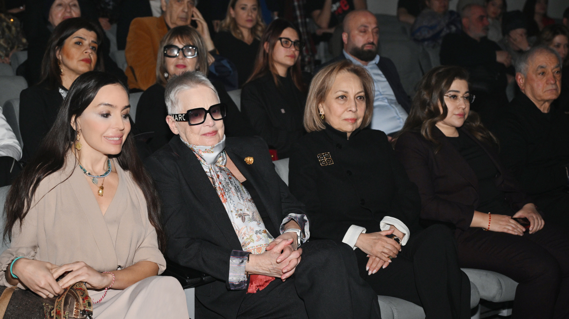 Leyla Əliyeva “Neft bumu hamıya gülümsəyir” tamaşasının nümayişində iştirak edib