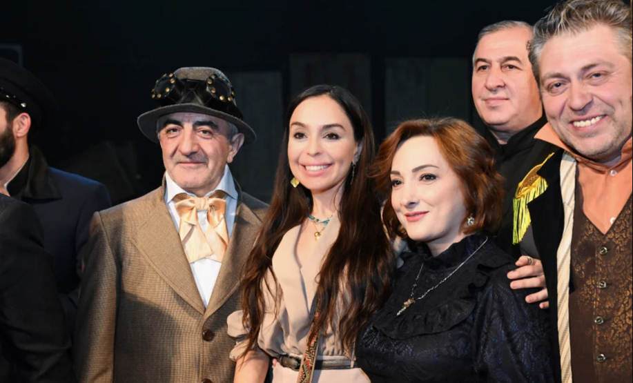 Leyla Əliyeva "Neft bumu hamıya gülümsəyir" tamaşasının nümayişində iştirak edib