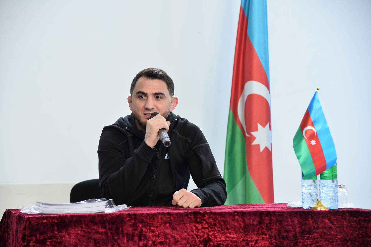 Dünya çempionu Hacı Əliyev “Məktəbdə...” layihəsinin qonağı olub