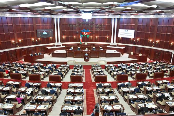 “Uşaq hüquqları haqqında” yeni qanun layihəsi müzakirəyə çıxarılıb