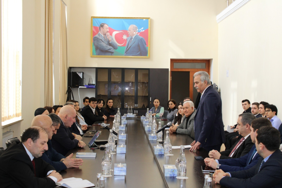 Keçid iqtisadiyyatı: nəzəri-empirik baxış bucağı