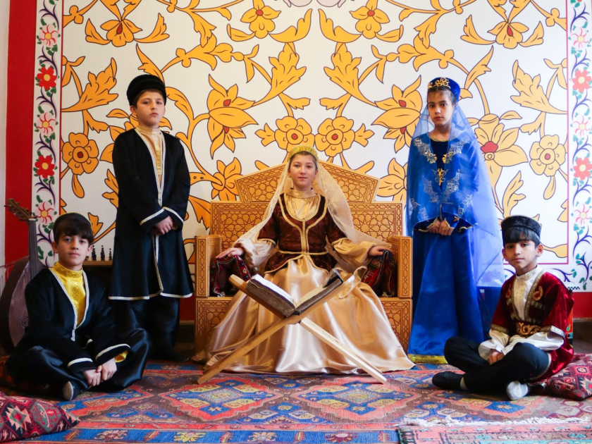 Şəki Xalq Tətbiqi Sənəti Muzeyində uşaq evi sakinlərinin iştirakı ilə səhnəcik nümayiş olunub