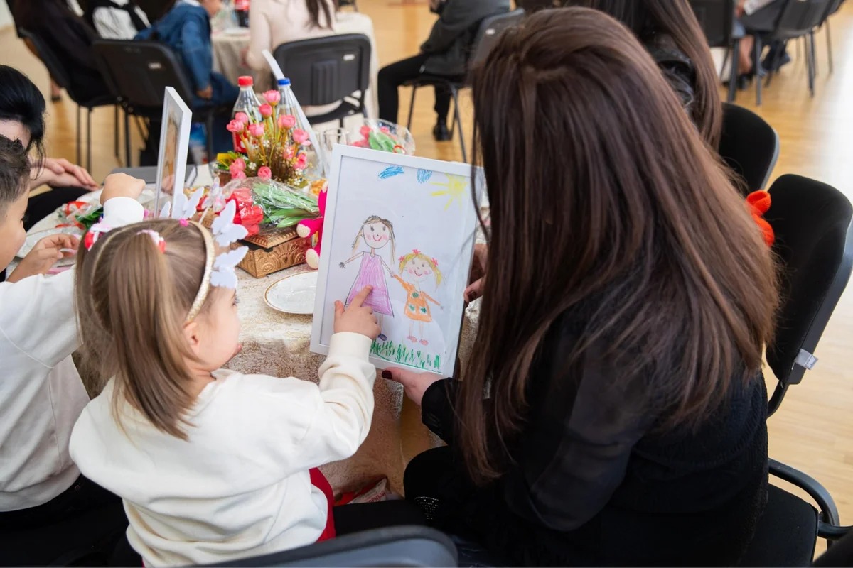 18 uşaq cəzaçəkmə müəssisəsində anaları ilə görüşüb - FOTOLAR
