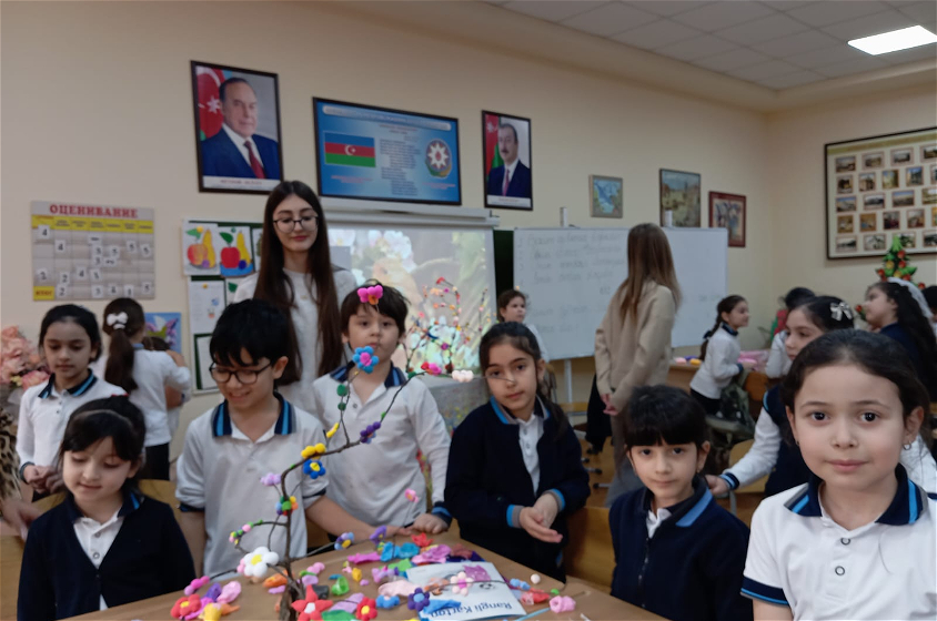 ADU tələbələri 132–134 nömrəli liseydə “Yazın çiçəkləri” adlı açıq dərs keçiriblər
