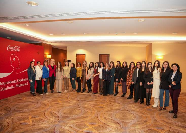 ​“Coca-Cola” qadın jurnalistləri təbrik edir