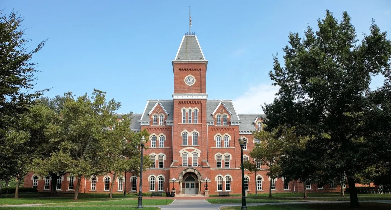 ABŞ universitetində qalmaqal: rektor istefa verdi