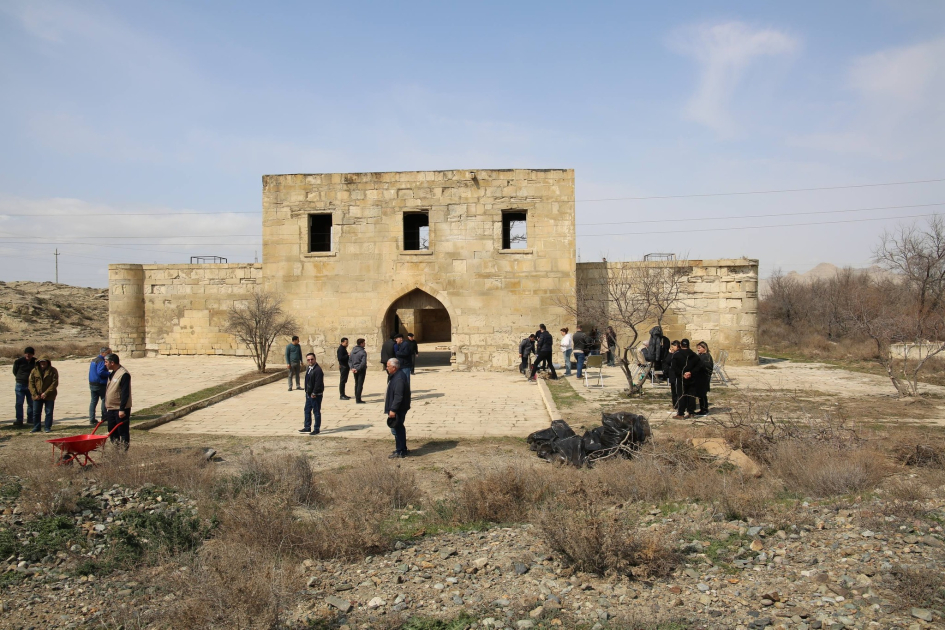 Tarixi karvansaranın ətrafında təmizlik işləri aparılıb