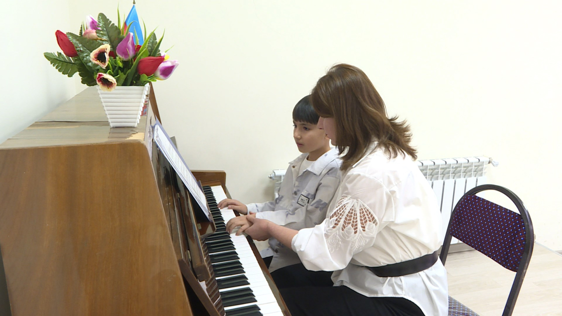 Qəbələ məktəblisi köklənməyən pianoda ifası ilə hamını heyrətləndirdi