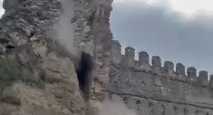 İspaniyada orta əsrlərə aid qalanın qülləsi uçdu 