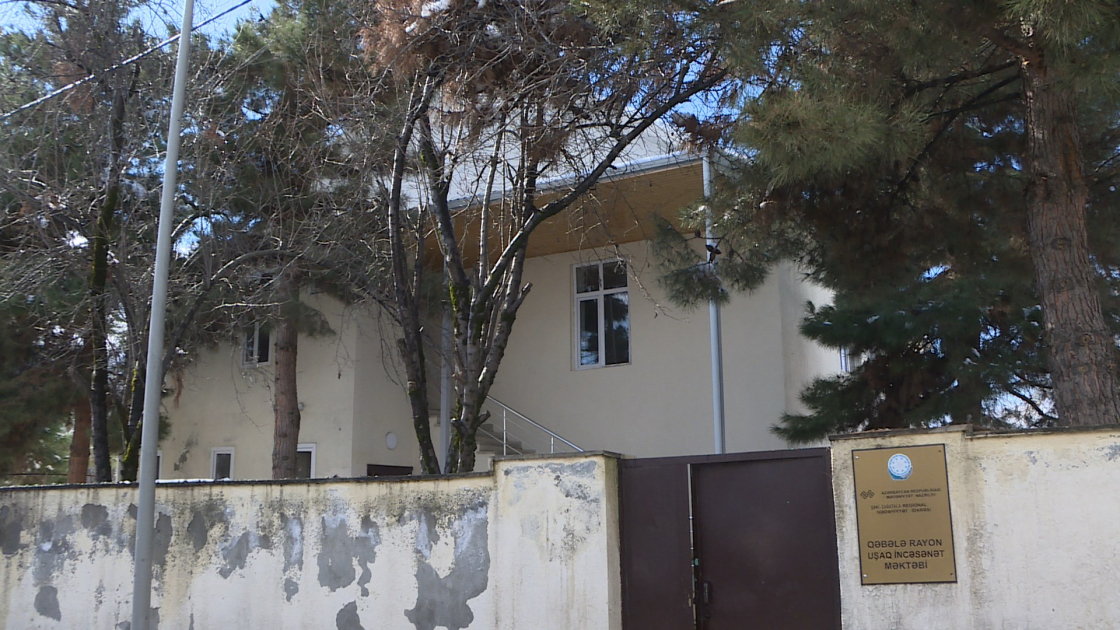 Qəbələ məktəblisi köklənməyən pianoda ifası ilə hamını heyrətləndirdi