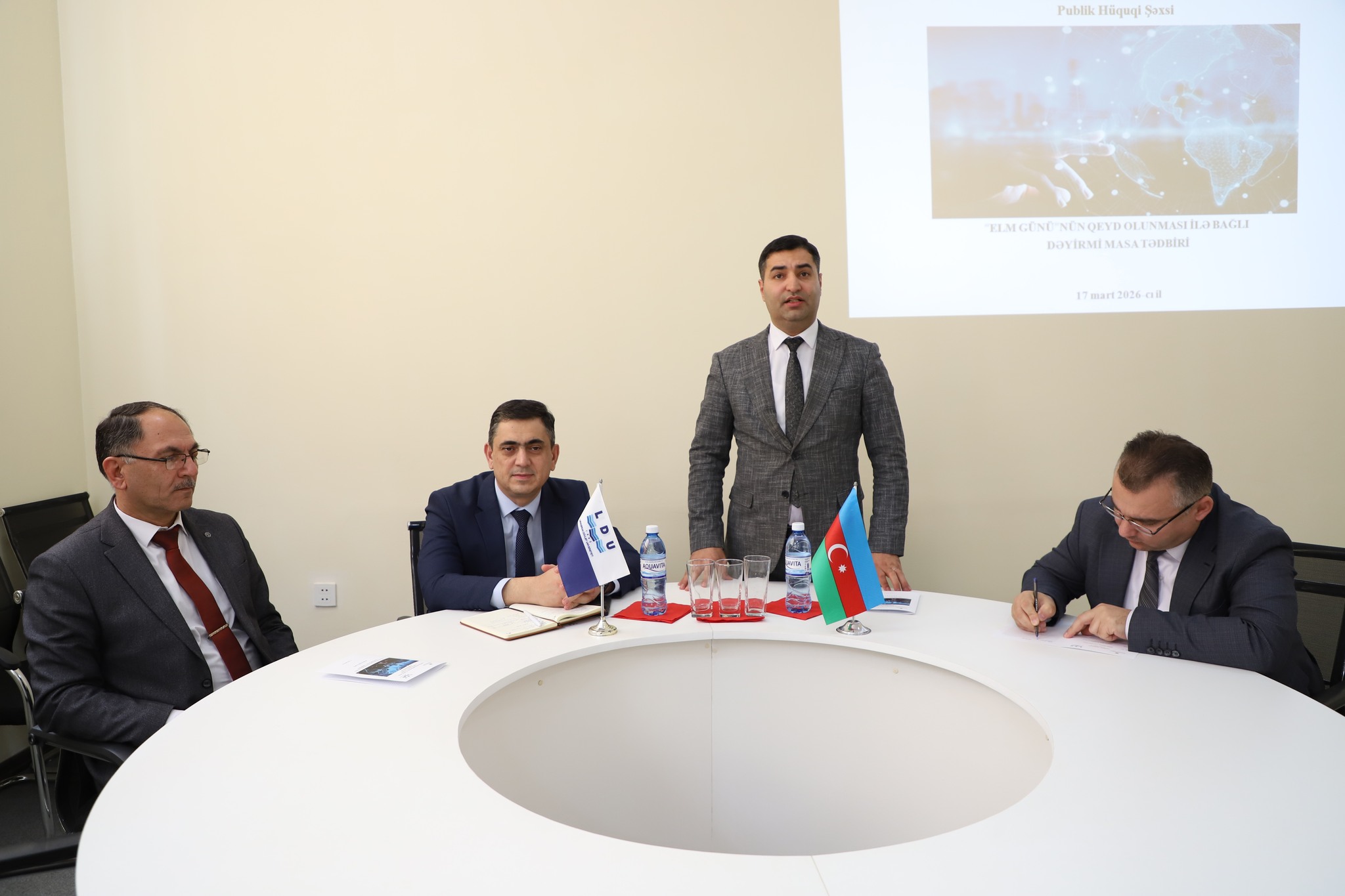 LDU-da “ Elm günü”nə həsr olunmuş Dəyirmi masa keçirilib