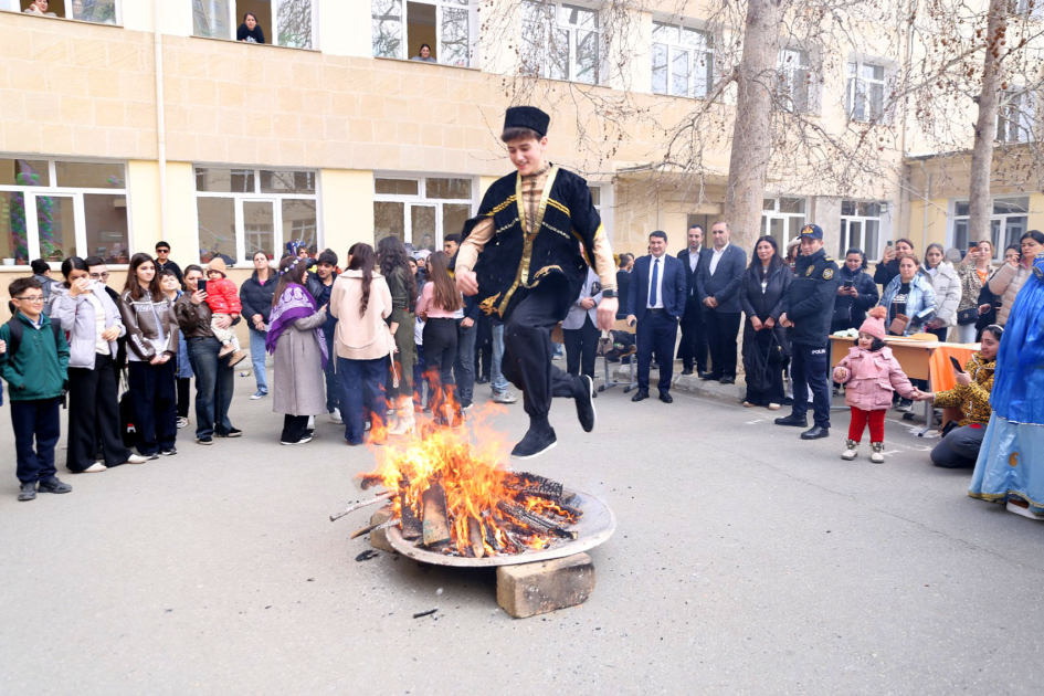 Məktəblilərin bahar sevinci