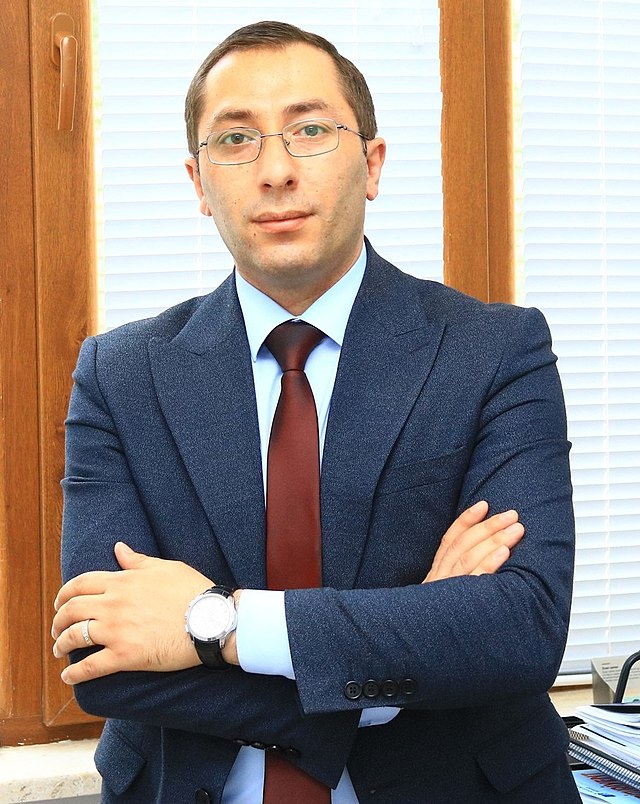 "Təhsilin əsas məqsədi bilikli və tərbiyəli şəxsiyyətin formalaşmasıdır" - Təhsil eksperti Elçin Əfəndi