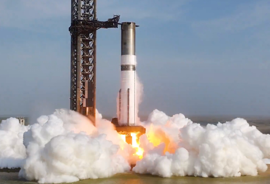“SpaceX” şirkəti “Heavy Booster” sürətləndiricisinin ən son versiyasının ilk atəş sınağını keçirib