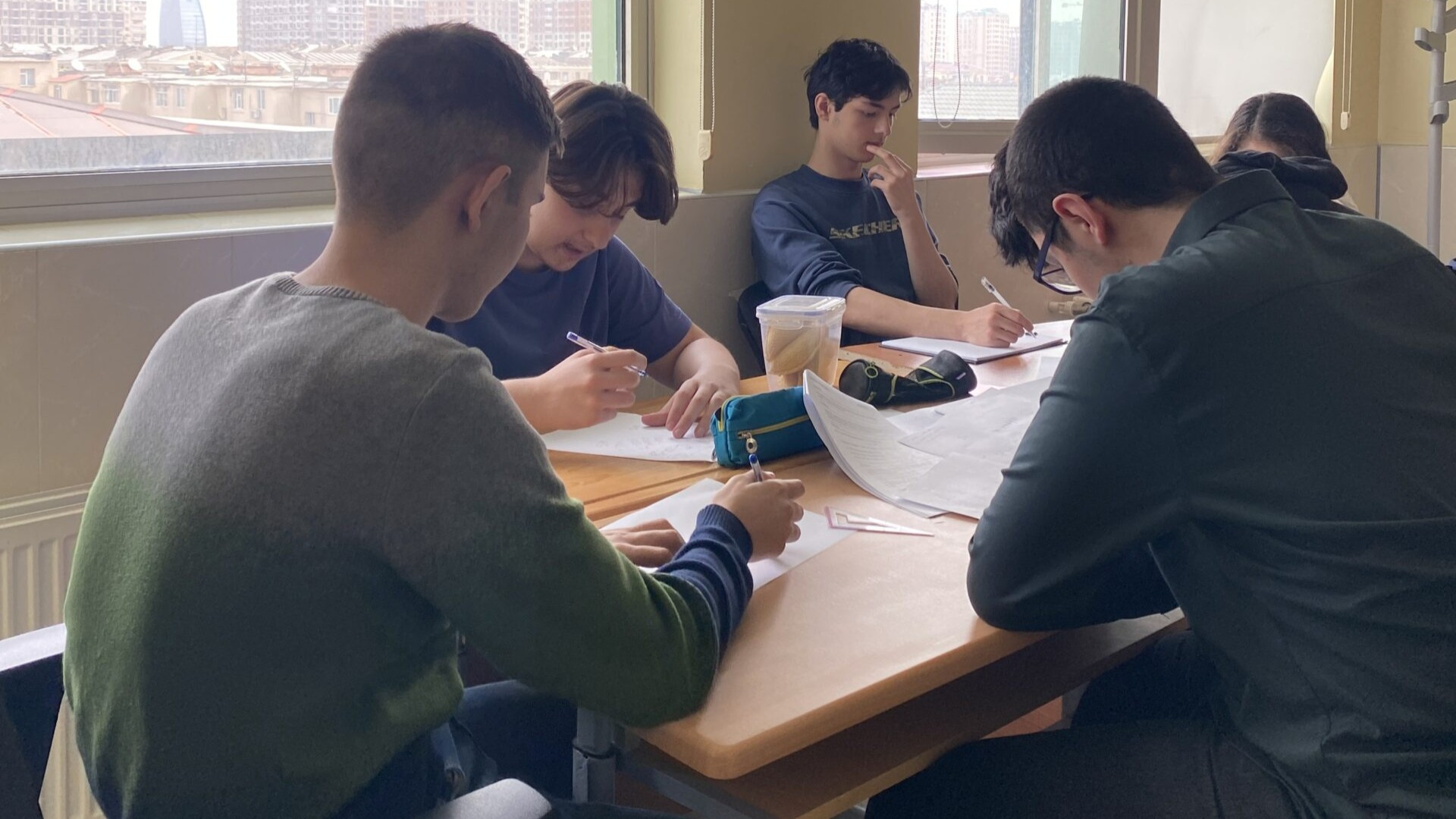 Beynəlxalq olimpiadalara hazırlaşan şagirdlər arasında yarış keçirilib