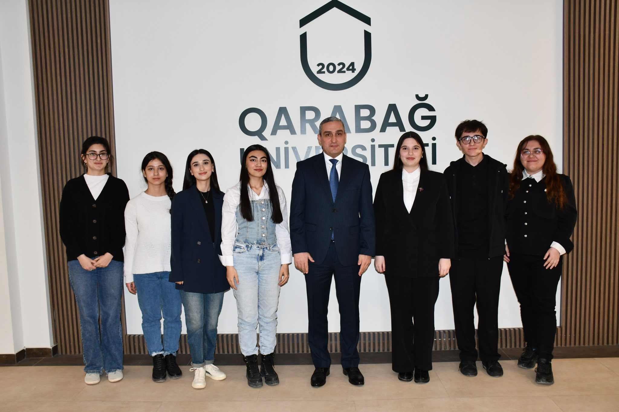 Qarabağ Universitetinin beynəlxalq müsabiqələrdə iştirak edəcək komandaları ilə görüş keçirilib