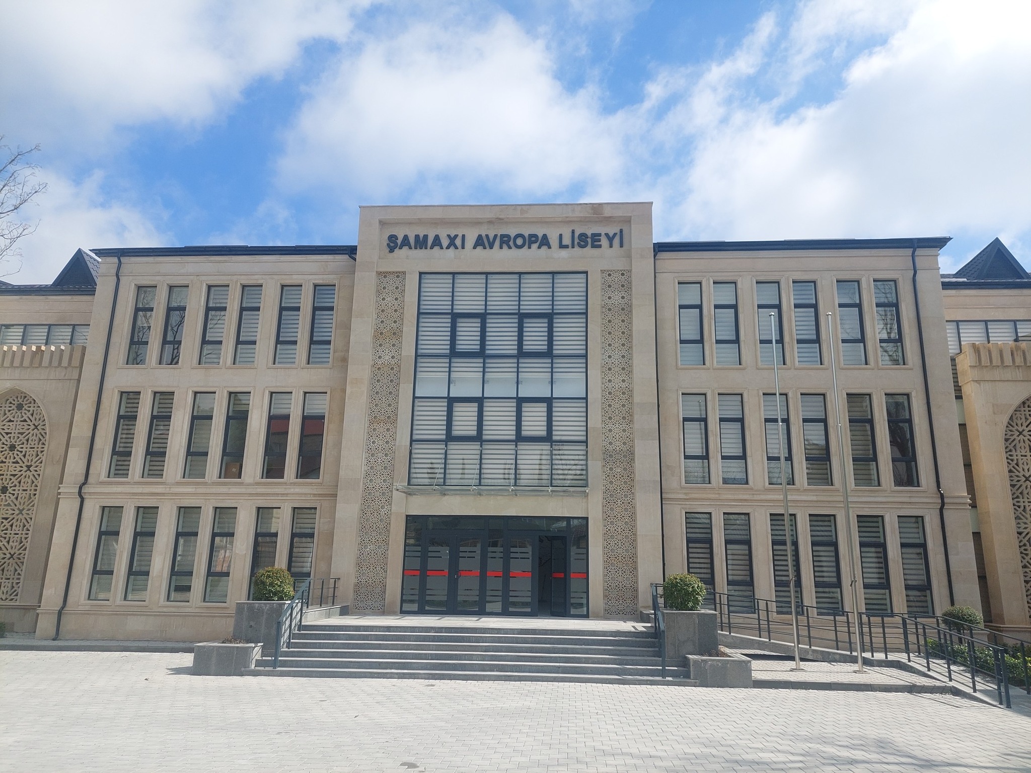 Bu lisey zəruri avadanlıqlarla təchiz edilib