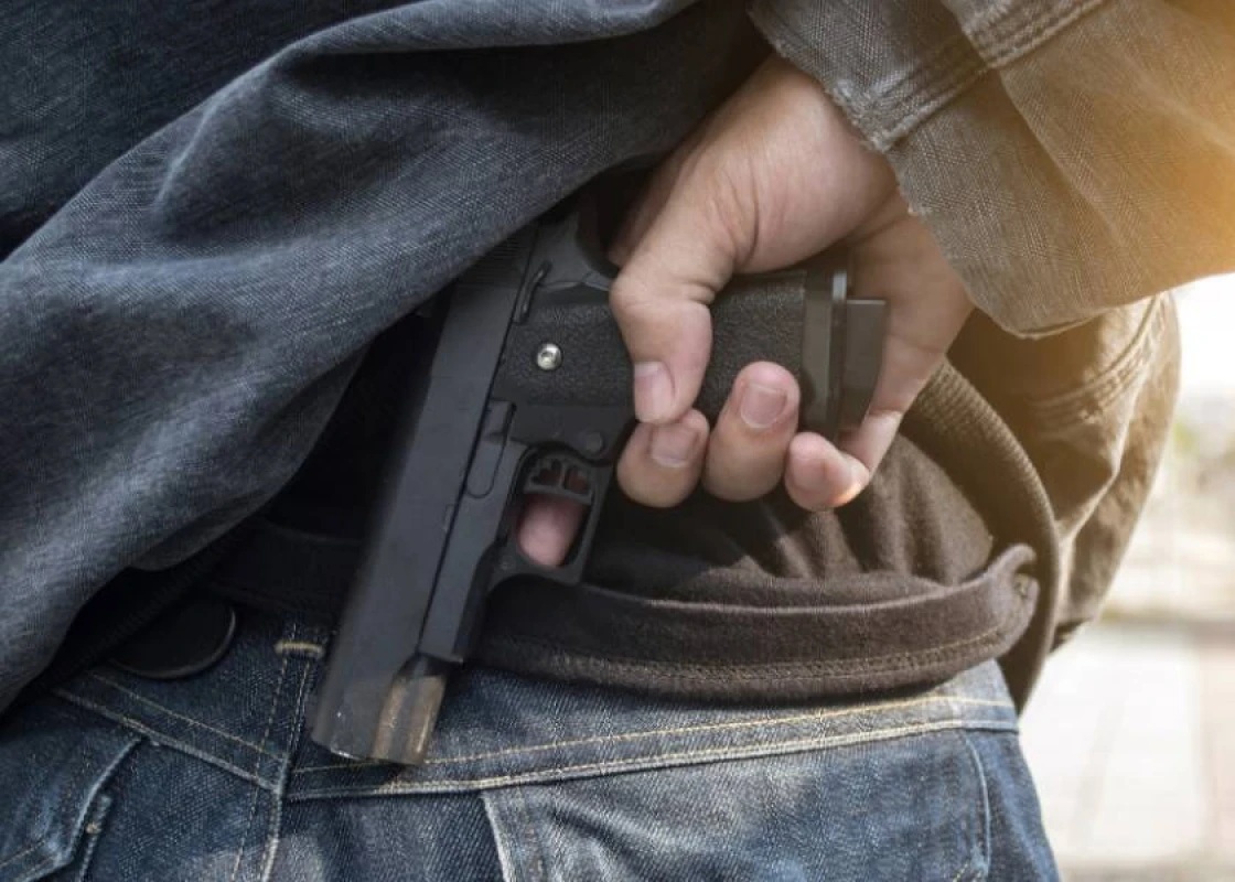 Məktəbdə insident: şagird müəllimə atəş açıb