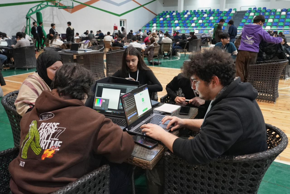 “Urban Hackathon 2026”da gənclər dayanıqlı şəhər mobilliyi üçün həllər təqdim edib