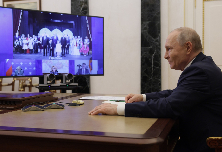 Vladimir Putin Dərbənddə Azərbaycan Teatrının açılışını edib 