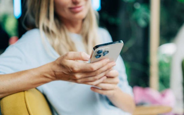 “Apple” “iPhone”lara təcili bildirişlər göndərir