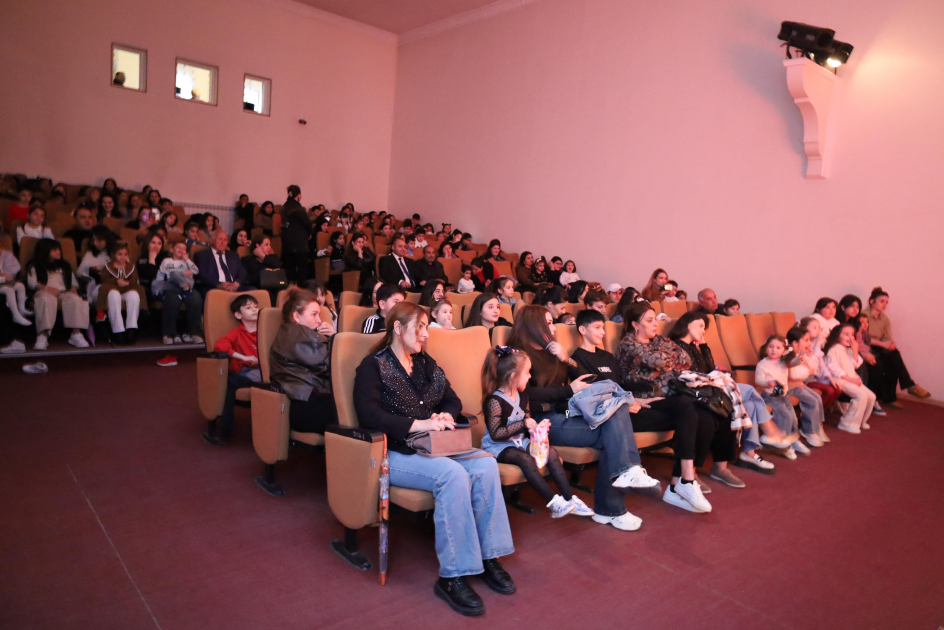 “Elçilik” komediyası Naxçıvan Dövlət Kukla Teatrının səhnəsində