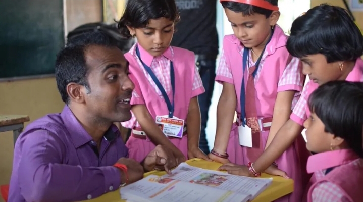 Qızların həyatını xilas edən müəllim: dünya onu mükafatlandırdı