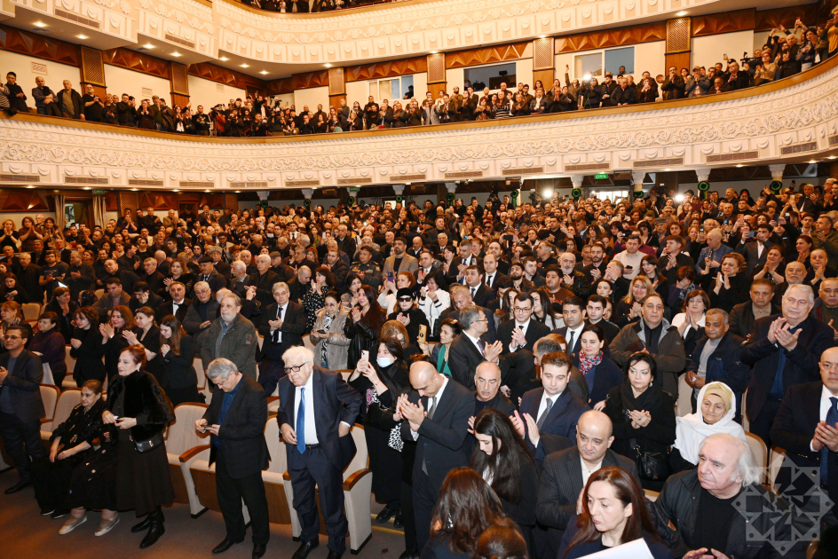 Xalq artisti Rasim Balayev son mənzilə yola salınıb 