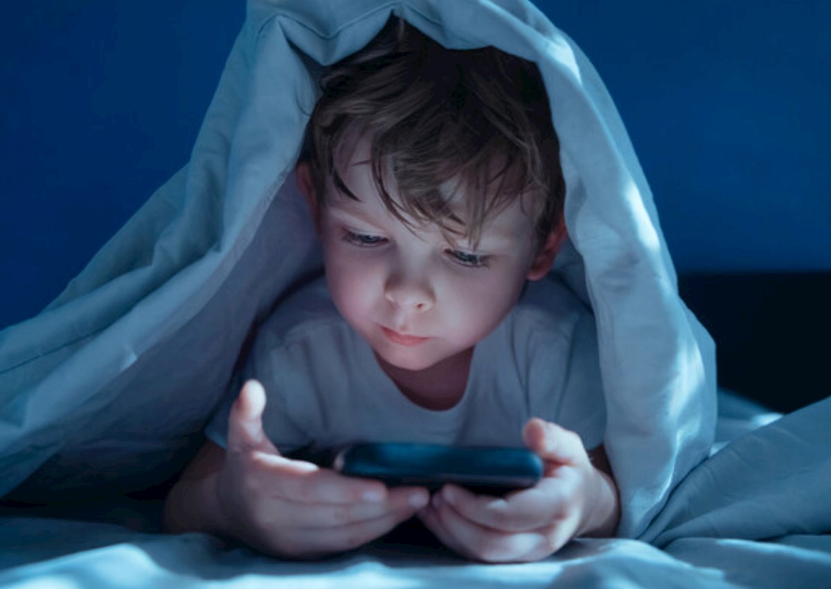 Yaxından kitab oxumaqla smatfona baxmağın zərəri eyni imiş