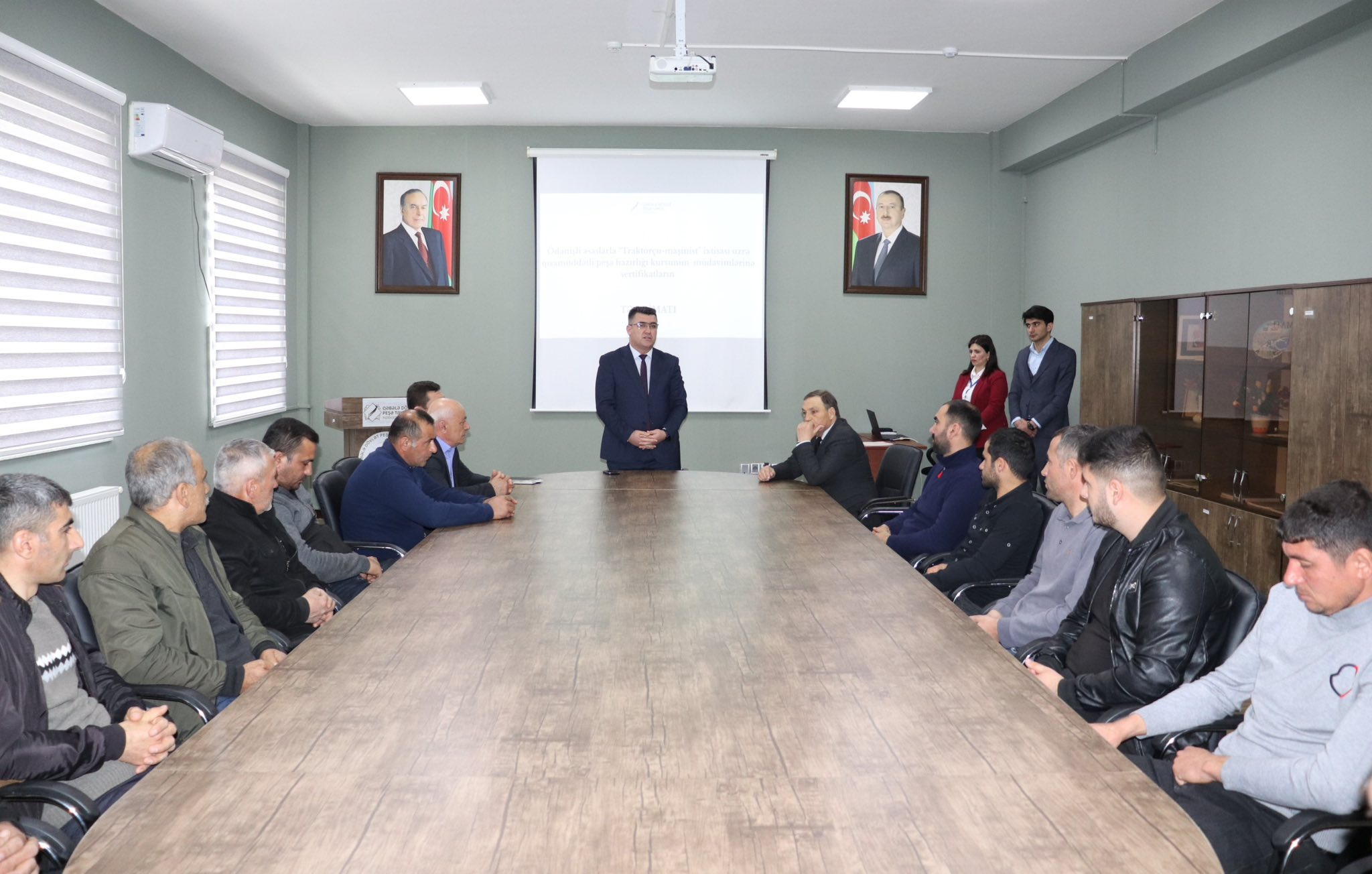 Qəbələdə “Traktorçu-maşinist” kursunu bitirənlərə sertifikatlar təqdim olunub