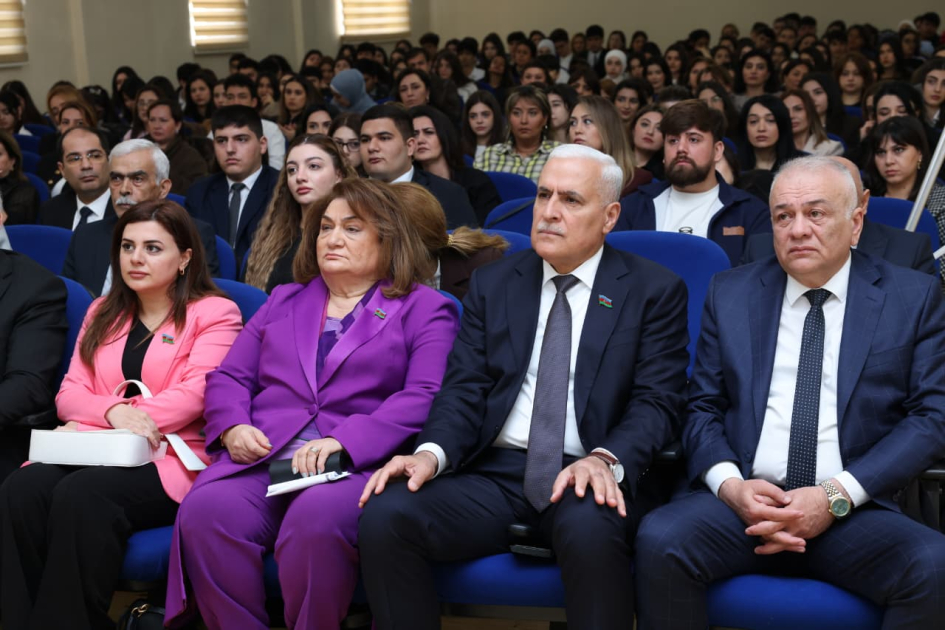 “Məni dinləyin!” adlı monotamaşa nümayiş olunub