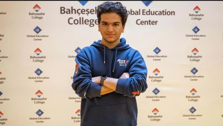 17 yaşlı tələbə Harvarda qəbul oldu