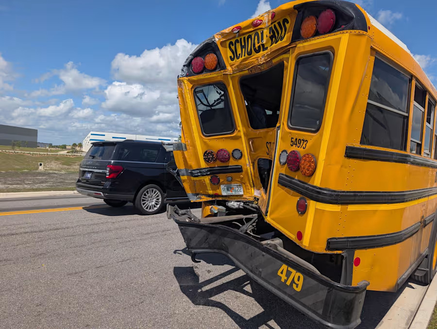 ABŞ-də iki məktəbli avtobusu qəzaya düşüb