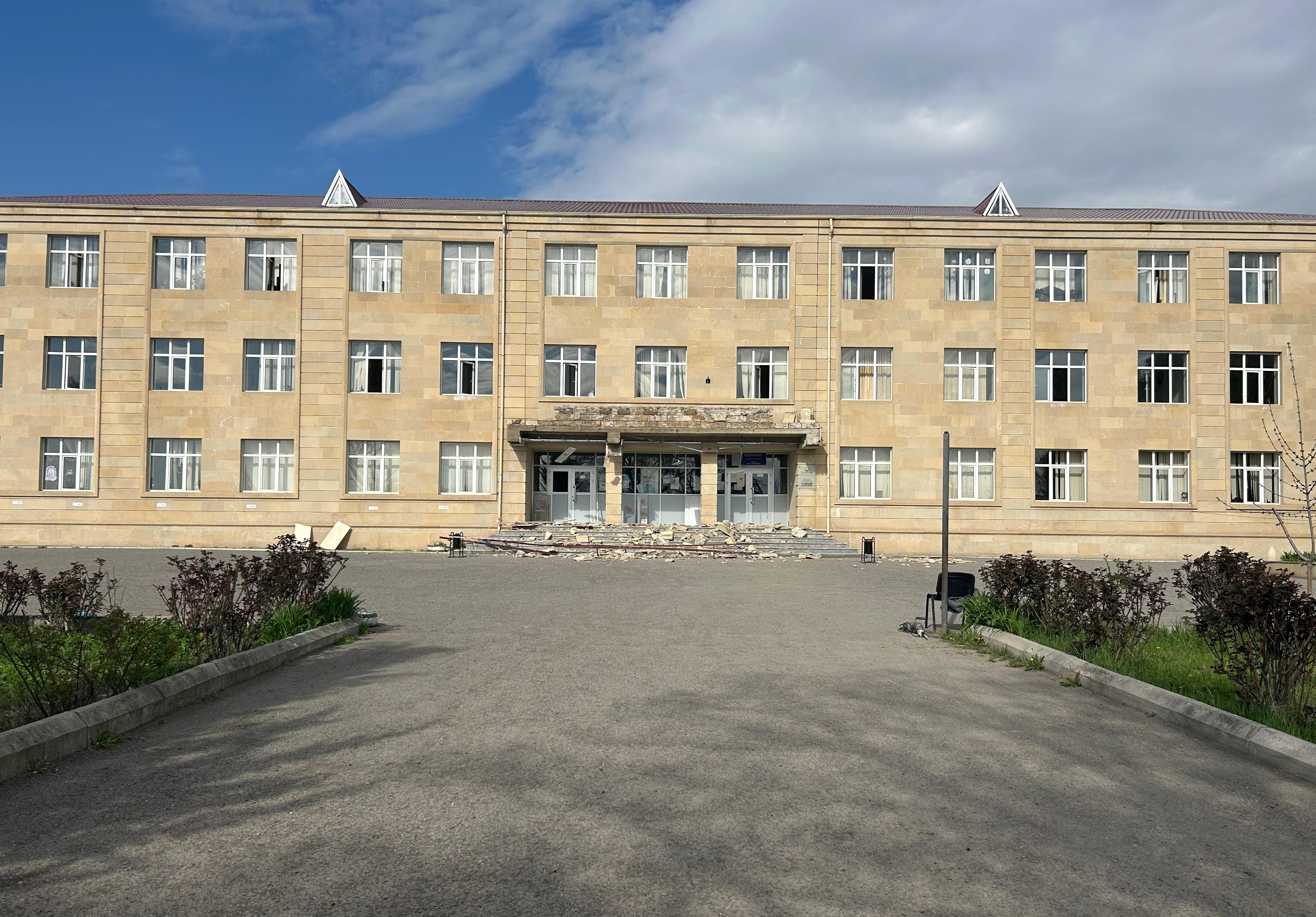 Güclü külək Qazaxda məktəb binasına zərər vurdu